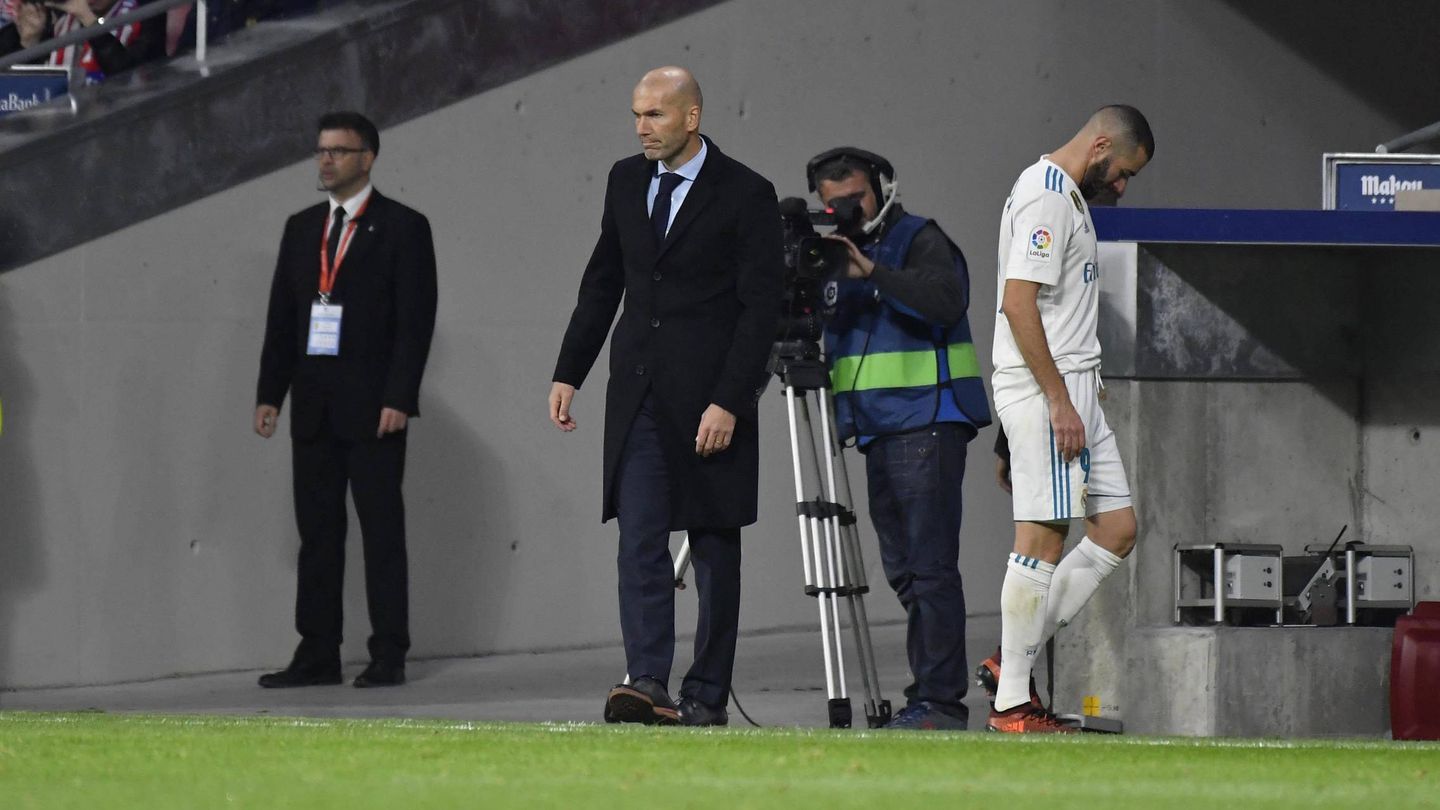 Karim Benzema, abandonando el terreno de juego del Wanda Metropolitano. (Cordon Press)
