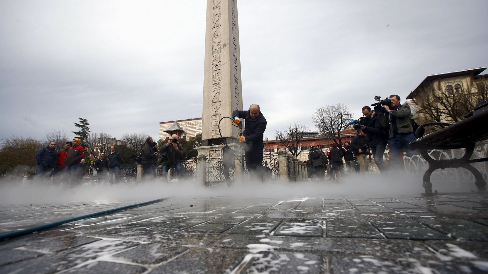 Foto: Un operario municipal limpia los alrededores del obelisco de Teodosio donde ocurrió la tragedia (Reuters)