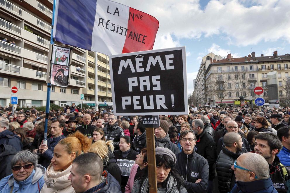 Una mujer sostiene un pancarta con el lema: 'No tengo miedo' en las calles de Lyon (Reuters).