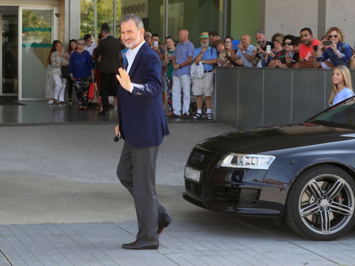 El rey Felipe, junto al Audi durante su visita al rey Juan Carlos tras su operación de corazón. (EFE)