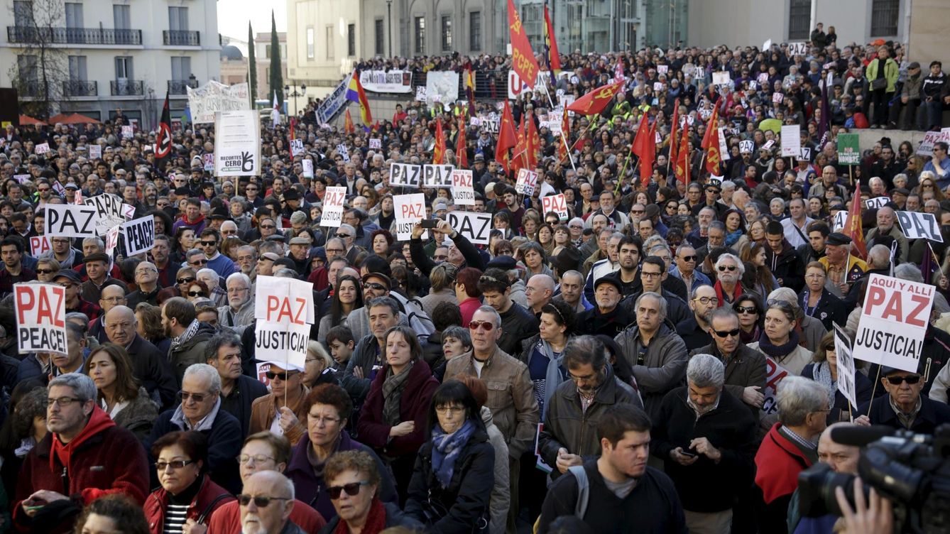 Foto: Cientos de personas claman contra el terrorismo y la guerra en la plaza del Reina Sofía de Madrid, este sábado 28 de noviembre. (Reuters)
