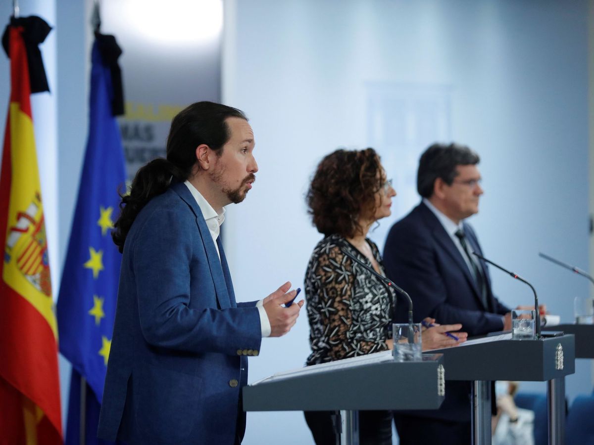 Foto: El vicepresidente segundo, Pablo Iglesias, con los ministros María Jesús Montero y José Luis Escrivá, este 29 de mayo. (EFE)