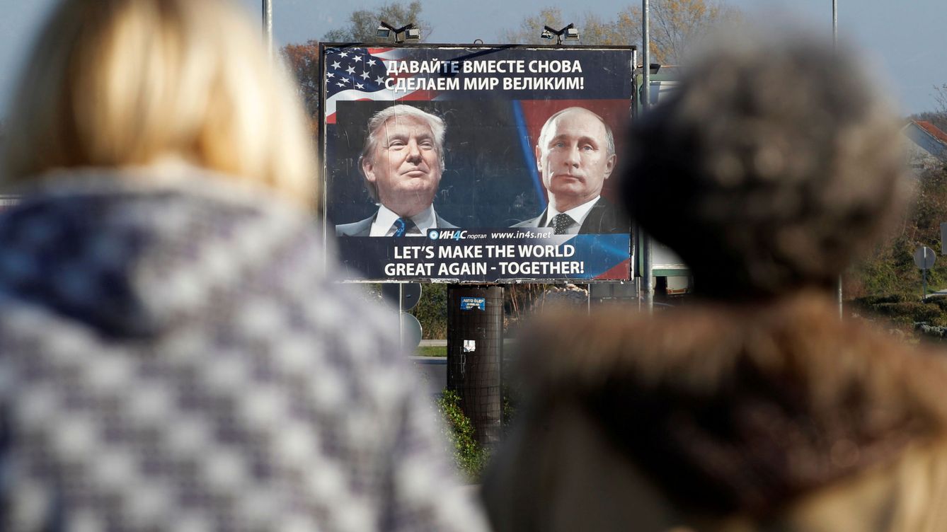 Foto: Un cartel con imágenes de Trump y Putin en una calle de Danilovgrad, Montenegro (Reuters). 