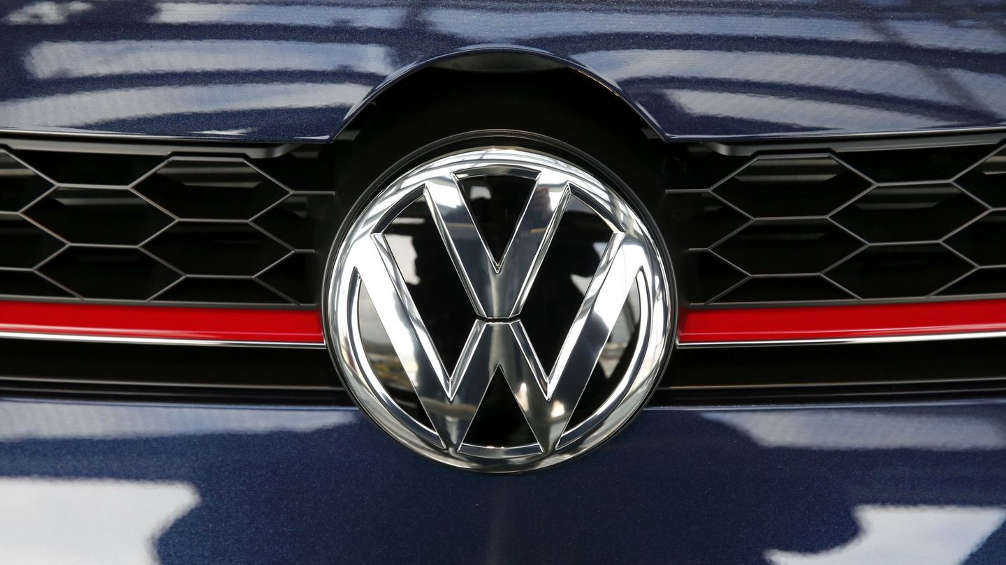 Logo de Volkswagen en uno de los coches de la compañía. (Reuters)