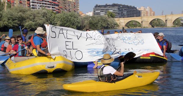 Foto: Descenso simbólico por el Ebro en Zaragoza con las alegaciones contra el proyecto del embalse. (P. P. A.)