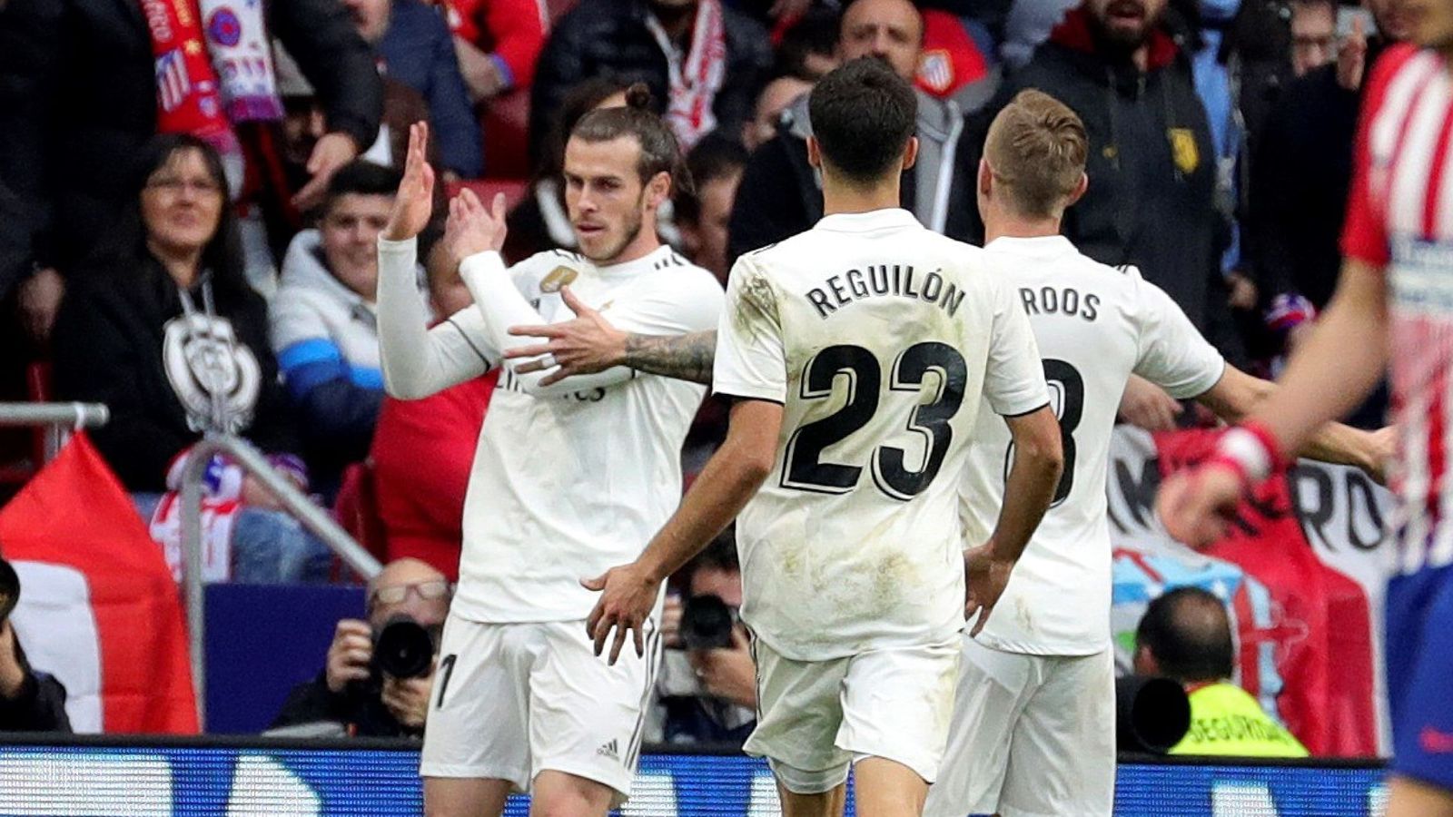 Foto: Bale celebra el gol al Atlético de Madrid con un corte de mangas. (EFE)