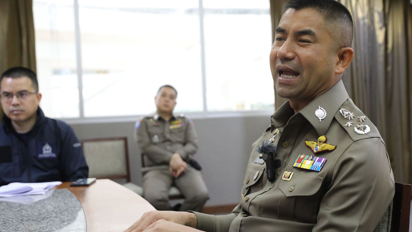 El segundo de la policía tailandesa, apodado Big Joke, al frente de la investigación del crimen de Edwin Arrieta y portavoz del caso. (EFE/Narong Sangnak)