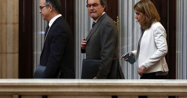 Foto: El expresidente de la Generalitat Artur Mas, acompañado por Marta Pascal y Jordi Turull, a su llegada hoy al Parlament. (EFE)