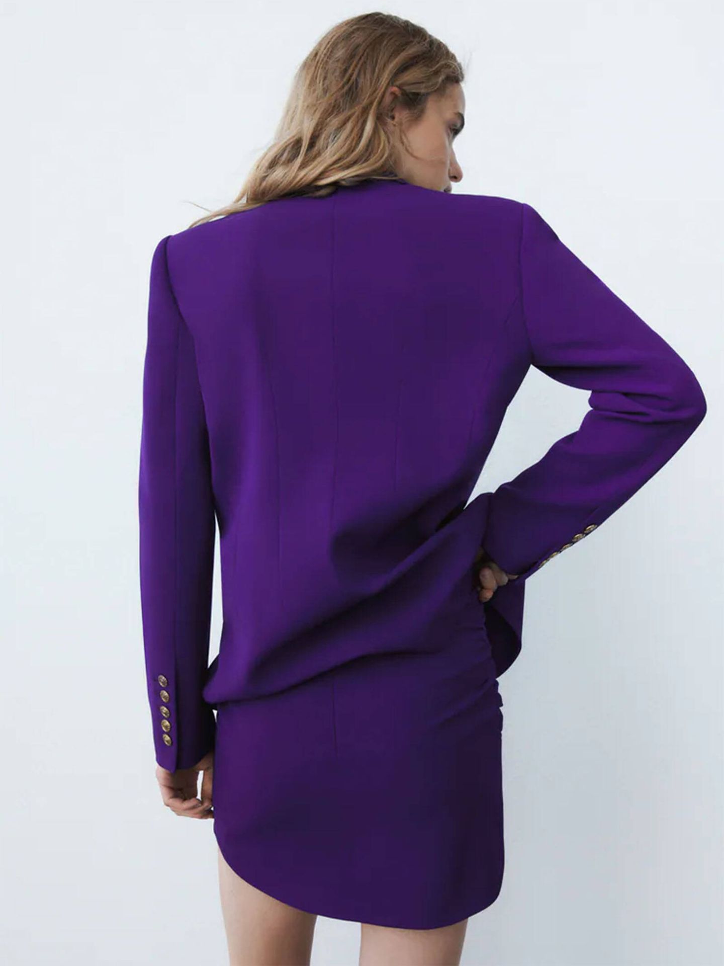 El conjunto ideal de americana y falda de Zara. (Zara/Cortesía)