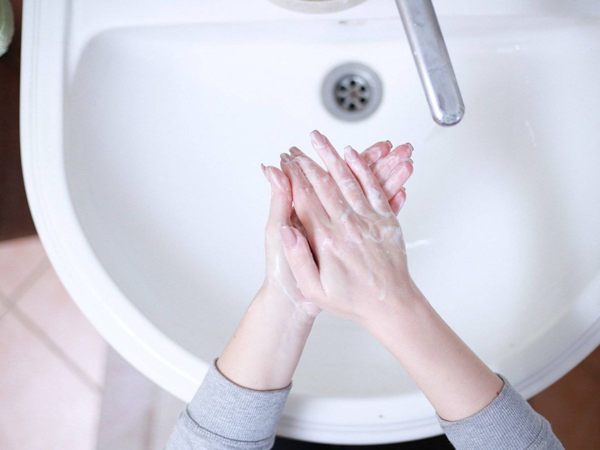 Foto: Una persona lavándose las manos con jabón. Foto: Pixabay