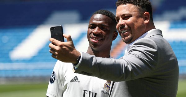 Foto: Ronaldo se hace un selfie con Vinicius en el día de la presentación del joven brasileño en el Bernabéu. (Efe)
