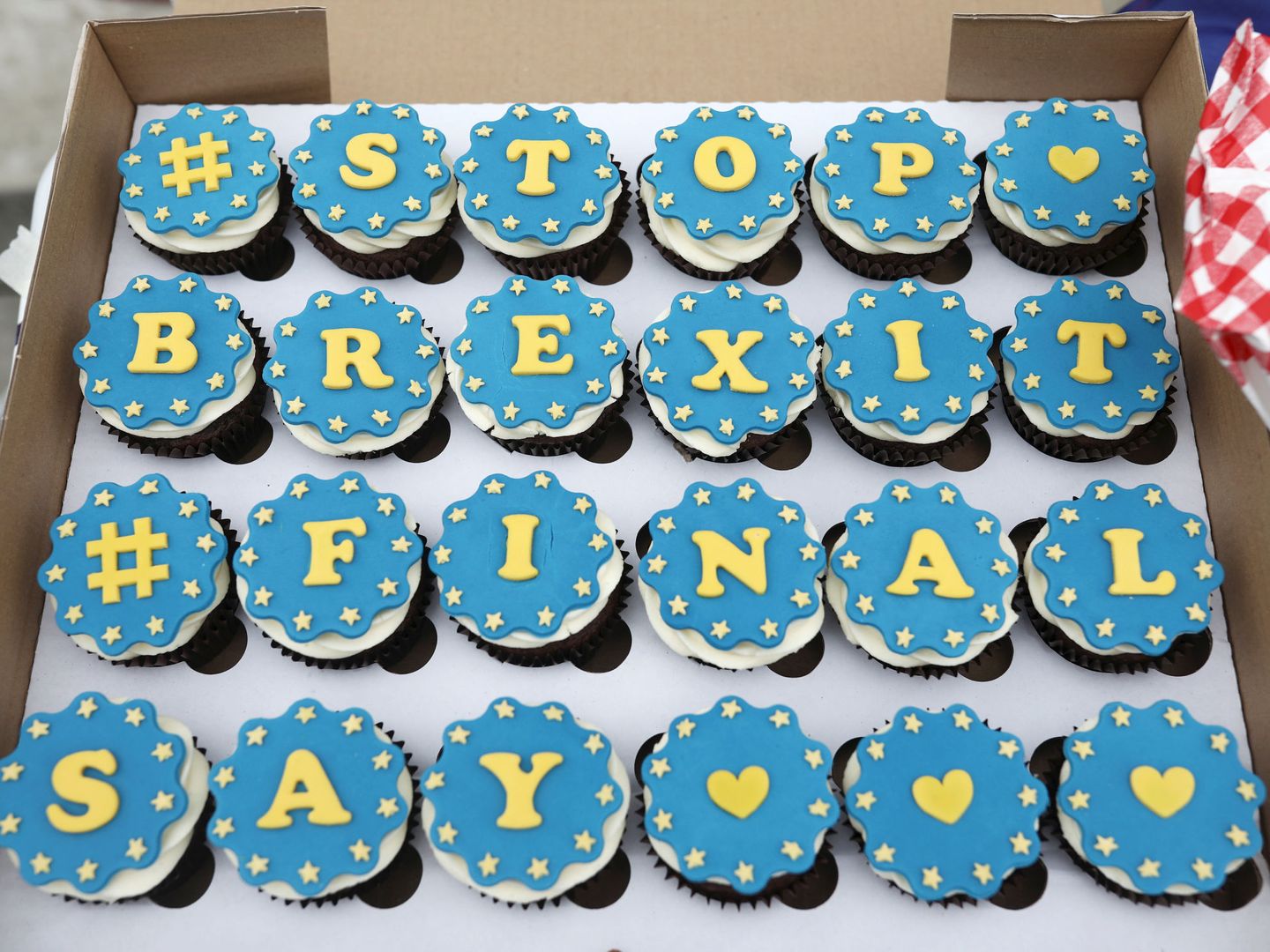 Pastelillos anti-Brexit durante una protesta en Londres, el 16 de abril de 2018. (Reuters)