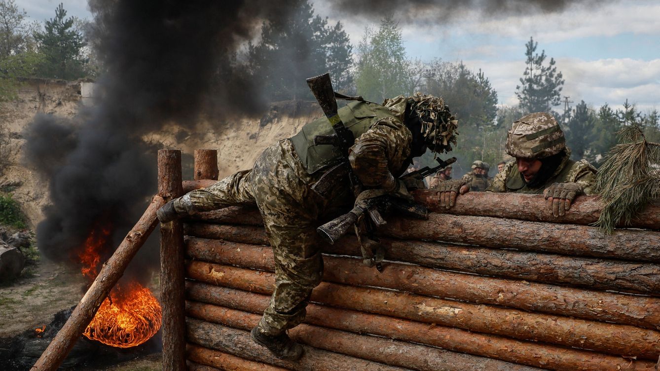 Foto: Soldados ucranianos entrenan cerca de la frontera con Bielorrusia. (Reuters/Gleb Garanich)