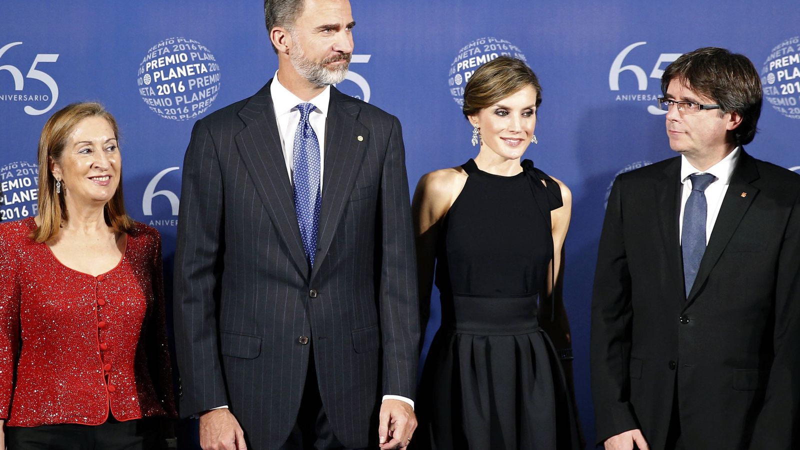 Foto: Los Reyes con Ana Pastor y Carles Puigdemont en los Premios Planeta (EFE)