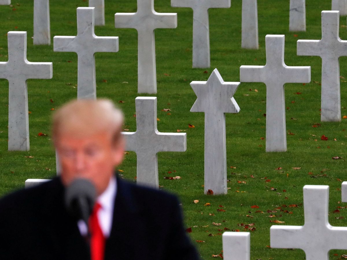 Foto: Donald Trump, durante una visita a un cementerio militar para homenajear a los soldados caídos (Reuters/Carlos Barria)