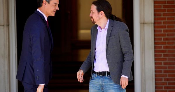 Foto: Pedro Sánchez y Pablo Iglesias, antes de la reunión que mantuvieron en .a Moncloa el pasado 7 de mayo. (Reuters)