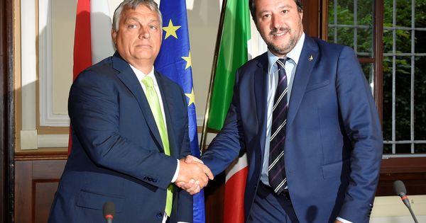 Foto: Víktor Orban (izquierda) y Matteo Salvini durante una reunión en Milán, en la que el húngaro llamó 'héroe' al líder de La Liga (EFE)