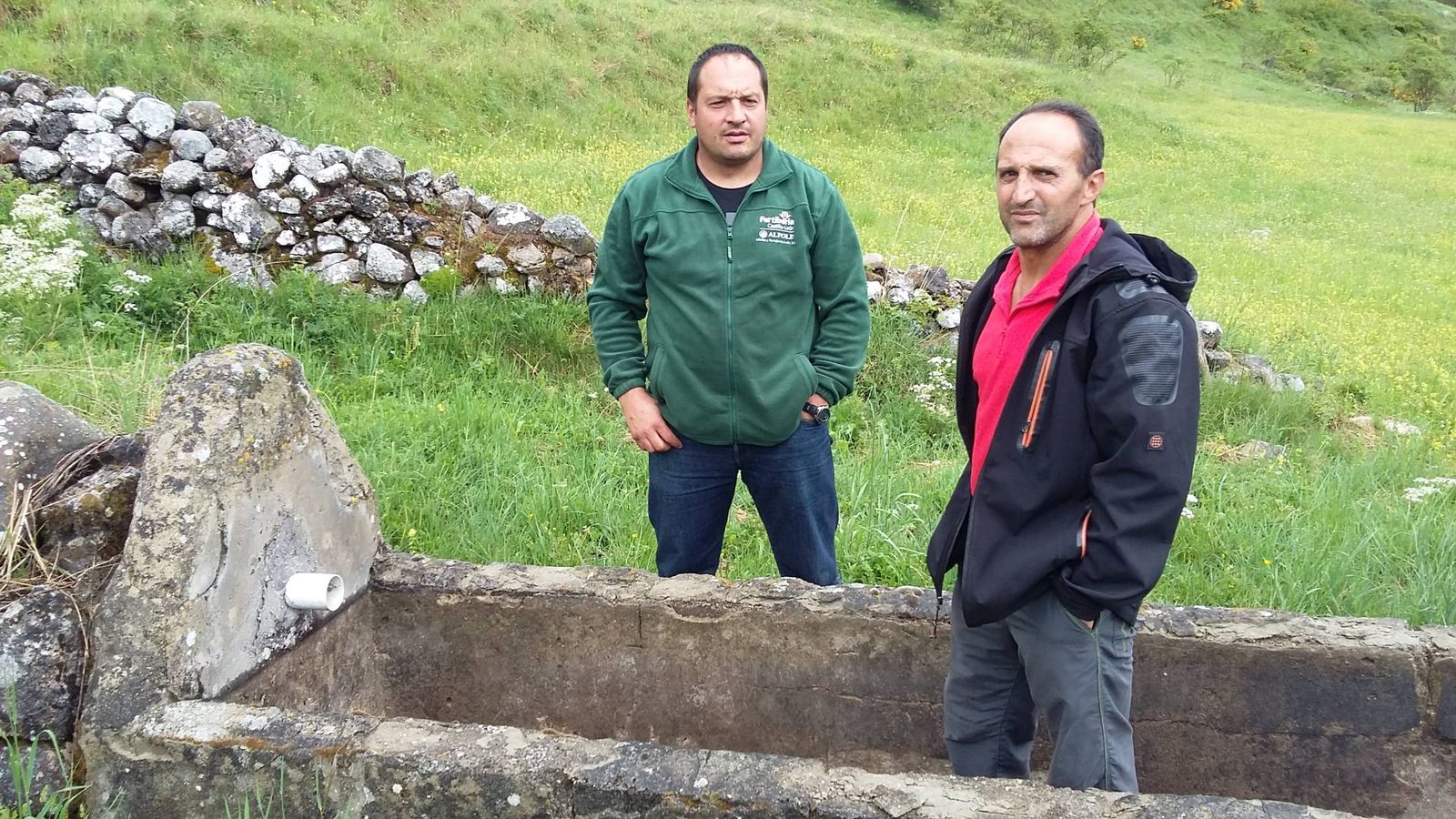 Foto: José Luis García Oblanca y Paulino Fernández, en la fuente de la Blimbera, en León, seca por los túneles de Pajares. (R. M.)