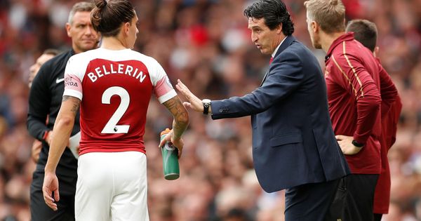 Foto: Unai Emery, técnico del Arsenal, habla con Héctor Bellerín en un partido de la Premier. (Reuters)