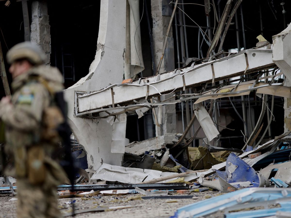 Foto: Aeropuerto de Mykolaiv bombardeado. (Reuters/Ueslei Marcelino)
