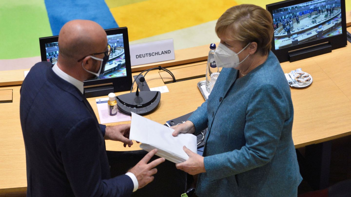 Michel, presidente del Consejo, charla con la canciller alemana Angela Merkel. (Reuters)