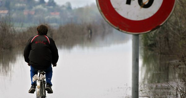 Foto: Un búlgaro trata de avanzar por una carretera inundada en Archar, al norte del país. (Reuters)