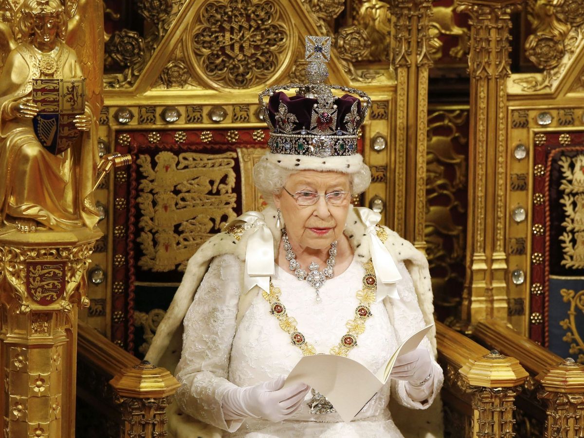Foto: La reina Isabel II en la Casa de los Lores del Parlamento. (EFE)