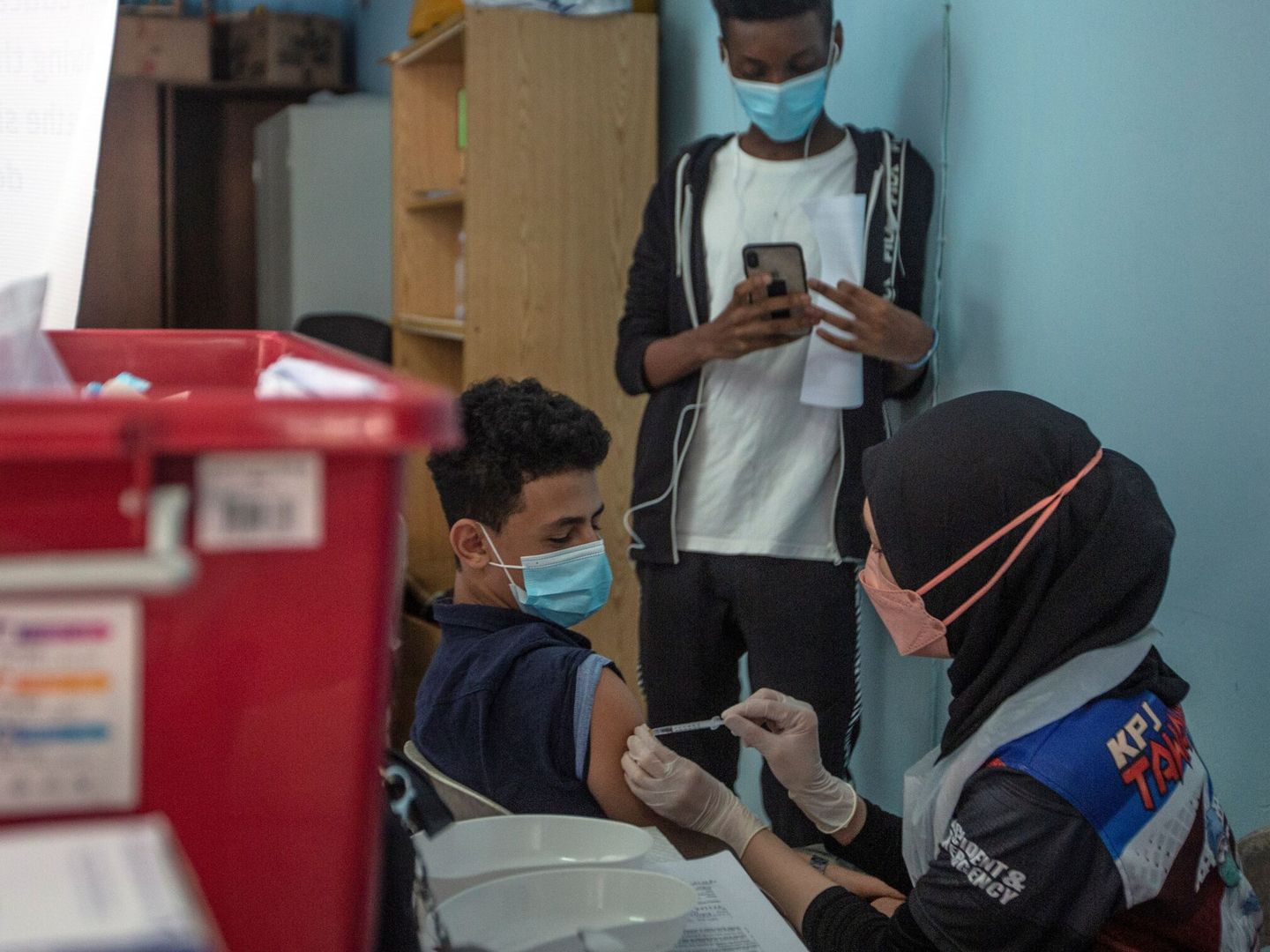 Programa de vacunación para inmigrantes en Malasia. (EPA/Ahmad Yusni)
