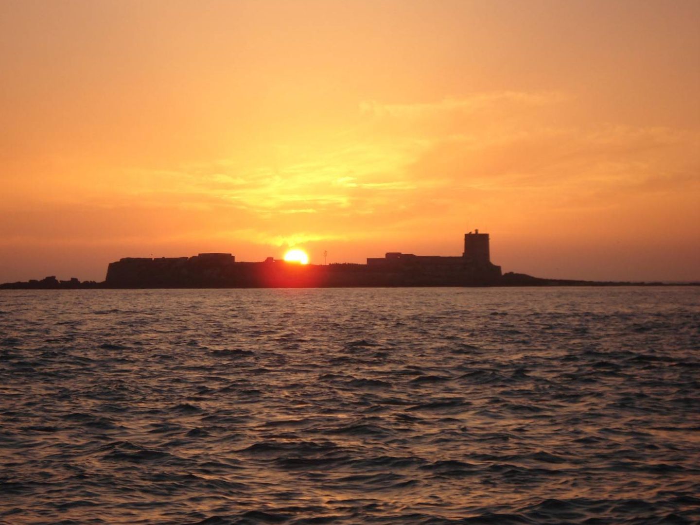 Atardece sobre el islote de Sancti Petri. (Foto: Cadiz Turismo)