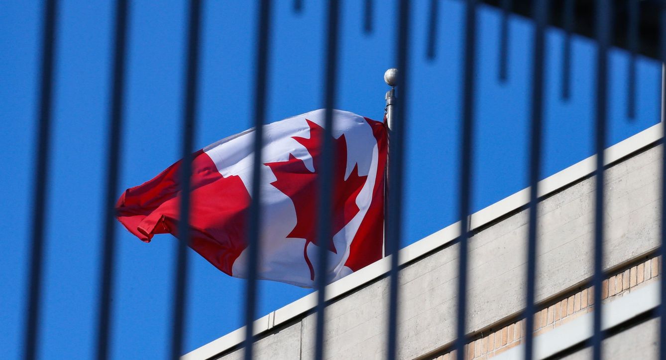 Una bandera canadiense ondea en la embajada de Canadá en Pekín (China). (EFE)