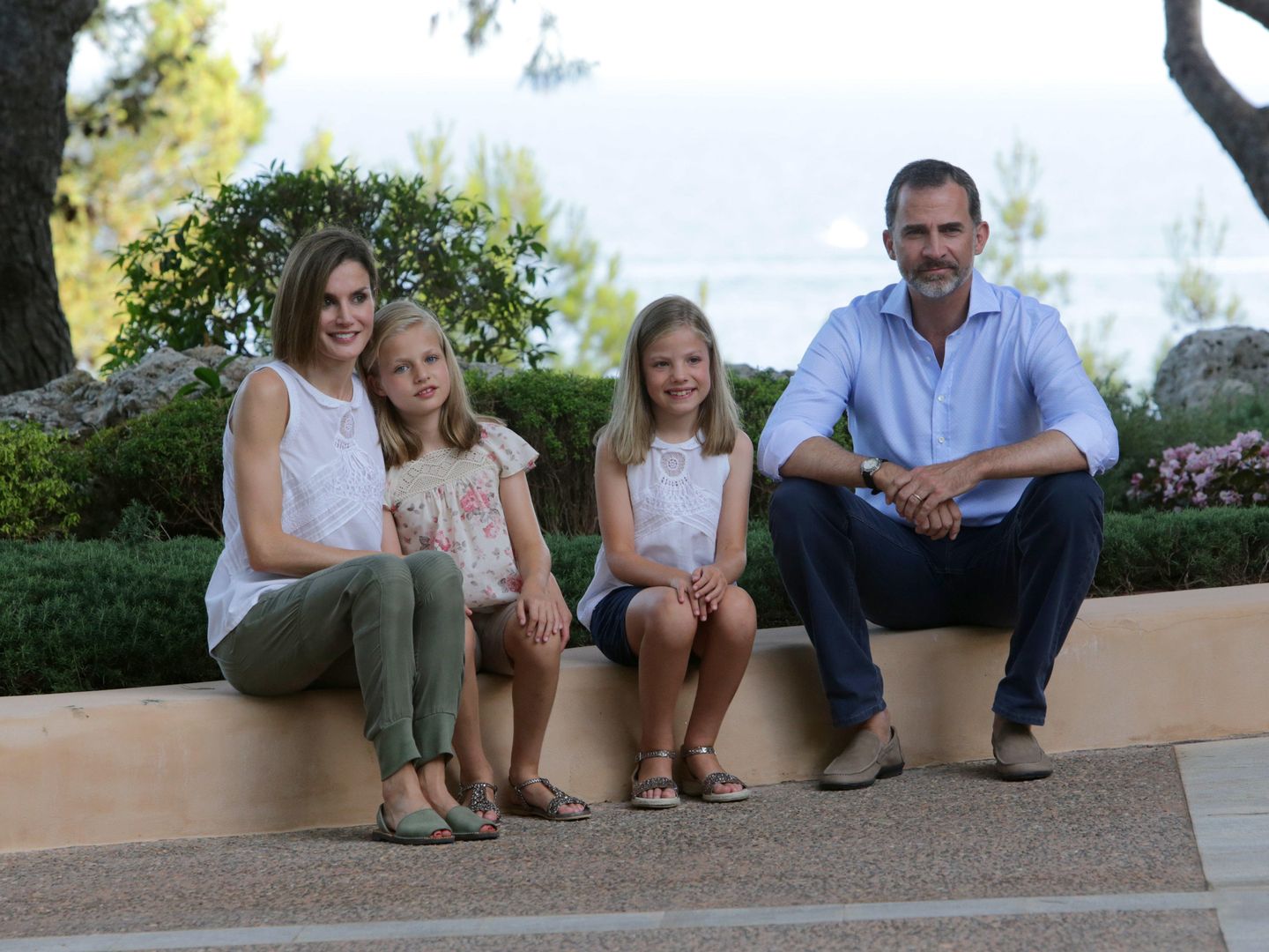 Posado de los Reyes con sus hijas en el Palacio de Marivent (Palma de Mallorca)