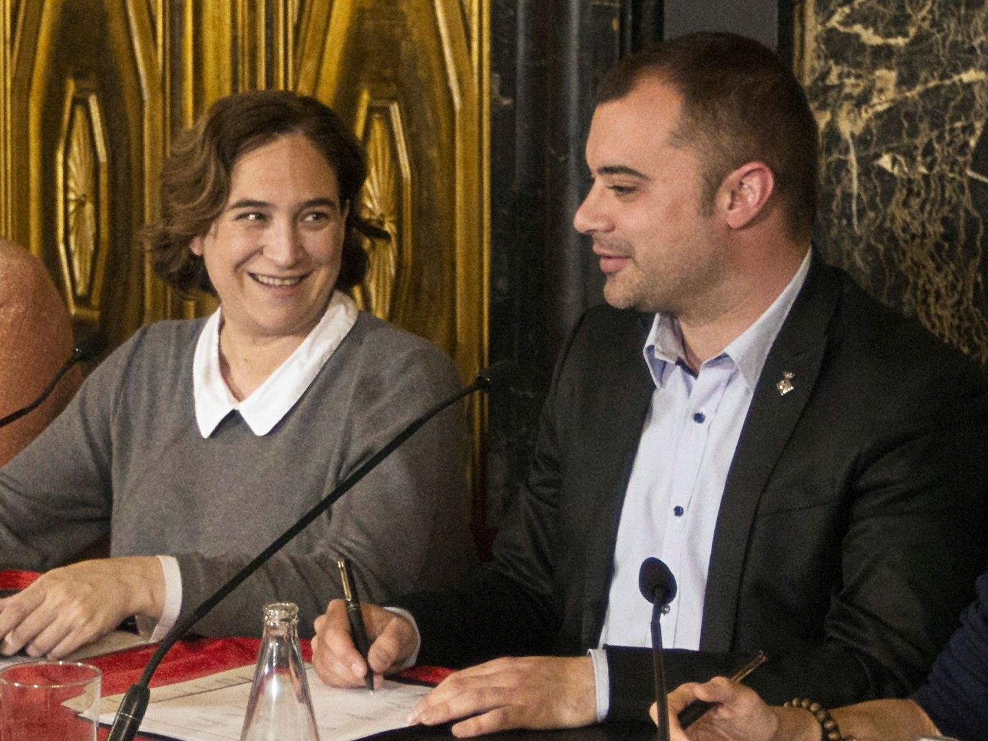 La alcaldesa de Barcelona, Ada Colau, y el entonces regidor de Terrassa, Jordi Ballart, el pasado 22 de marzo en la capital catalana. (EFE)