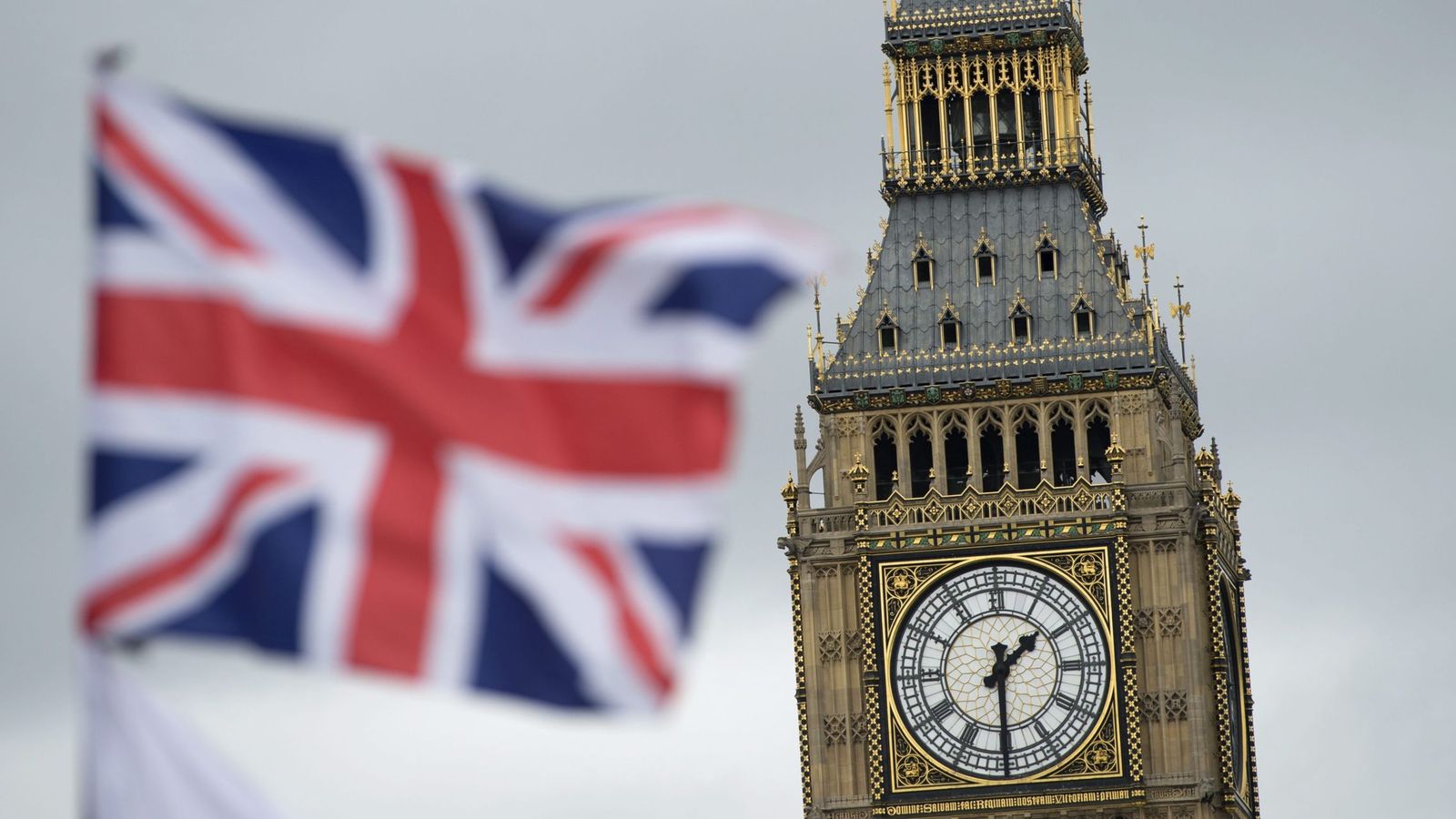Foto: Una bandera británica ondea junto al Big Ben en Londres (EFE)
