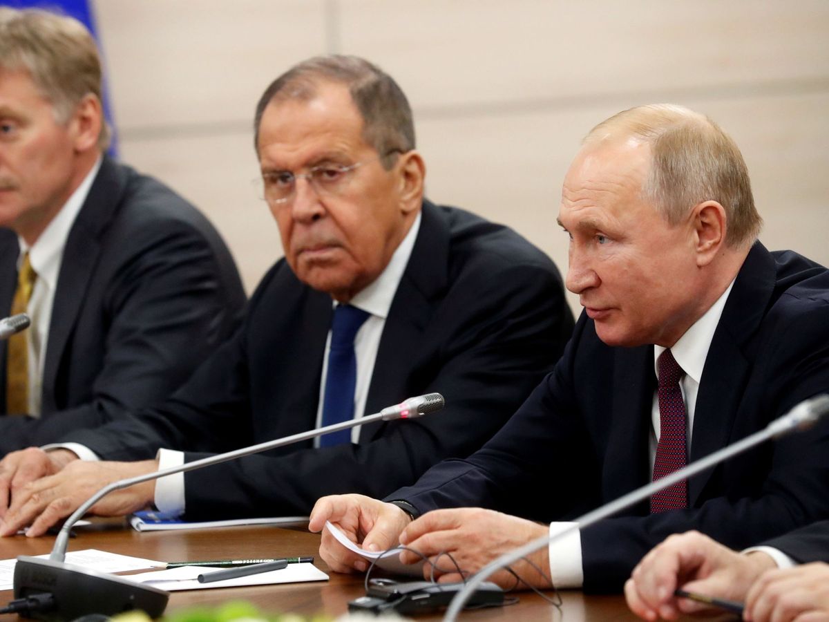 Foto: Peskov, Lavrov y Putin, en una imagen de archivo. (EFE/Sergei Chirikov)