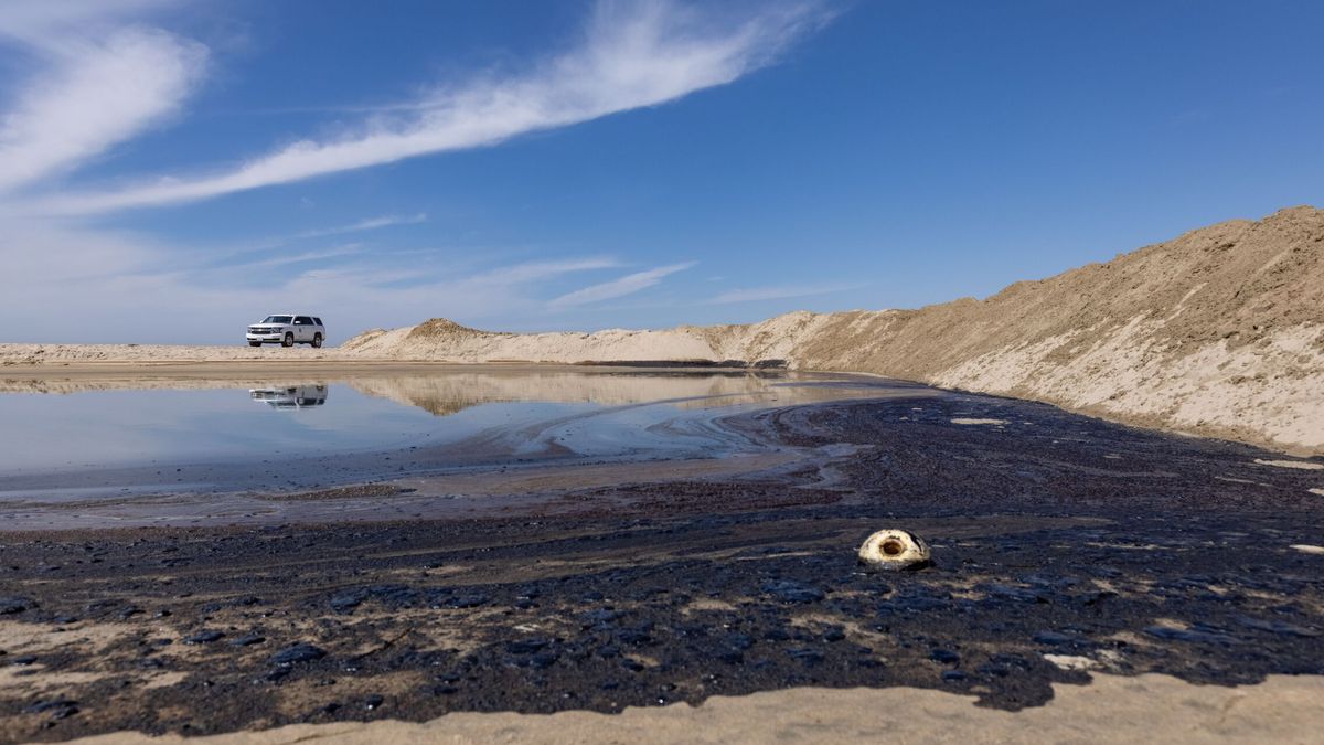Un gran vertido equivalente a 3.000 barriles de petróleo golpea las playas de California