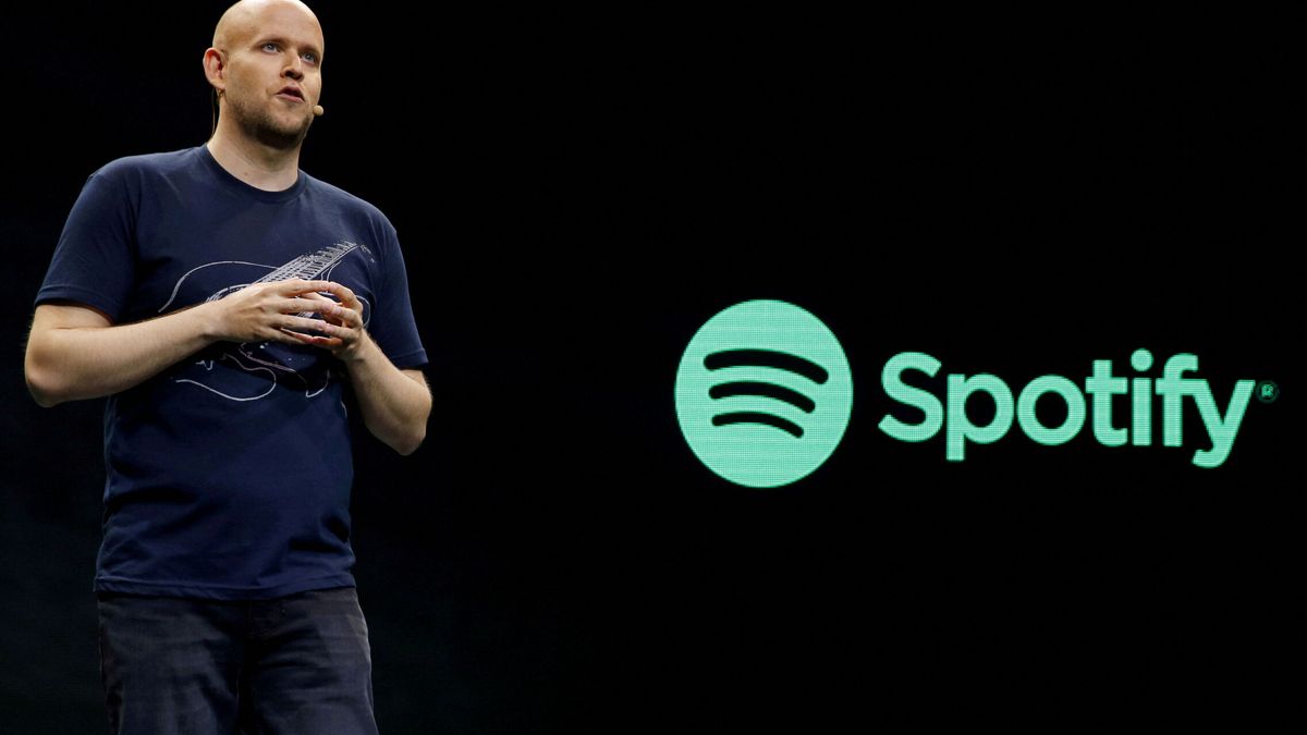 Spotify reacciona ante la retirada de artistas y añade avisos en los 'podcasts' sobre el covid
