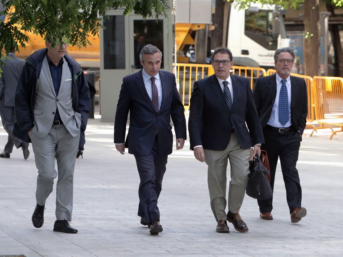 Foto: El historiador Josep Lluis Alay (2i), a su llega a la Audiencia Nacional en 2018. (EFE)