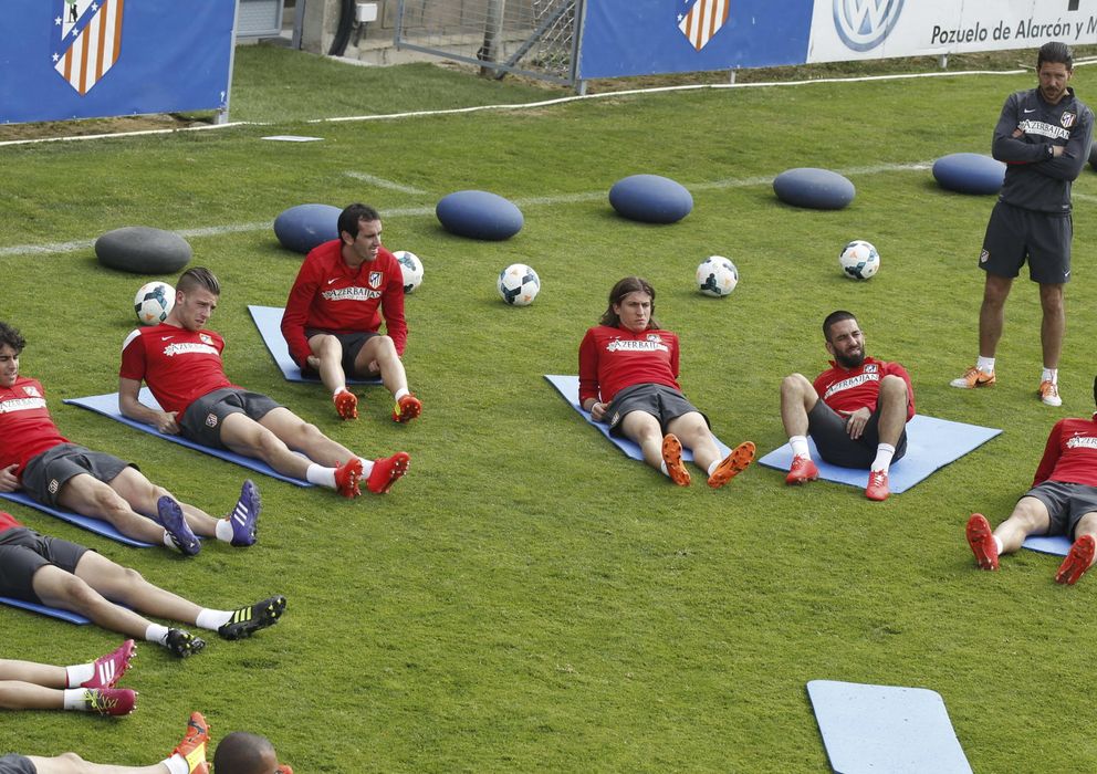 Foto: Simeone observa a sus jugadores en un entrenamientos de la semana pasada.