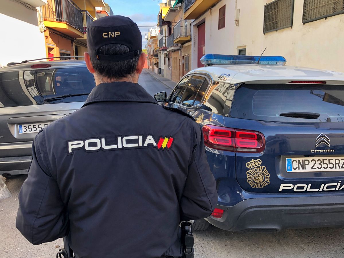 Foto:  Un efectivo de la Policía Nacional en Sevilla. (EFE/David Arjona)