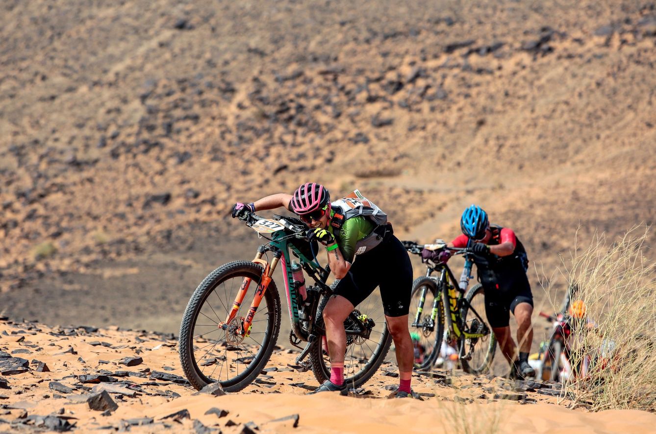 Varios ciclistas empujan su bicicleta durante la pasada edición de la Titan Desert. (EFE)