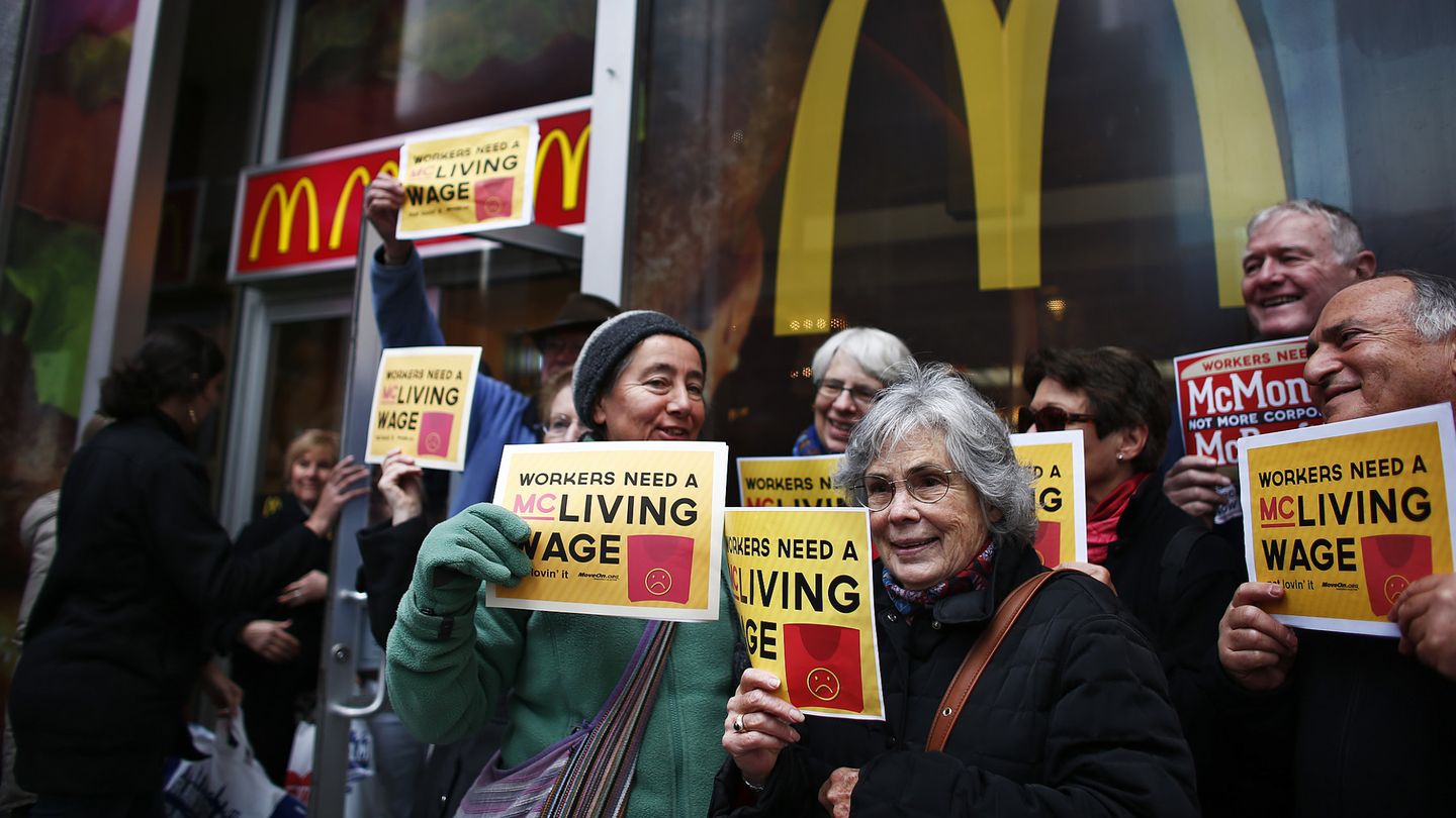 Manifestantes protestan en 2013 contra los bajos salarios que ofrecen empresas como McDonald's, Burger King, Subway, Taco Bell, KFC, Pizza Hut y Domino's. (Reuters)