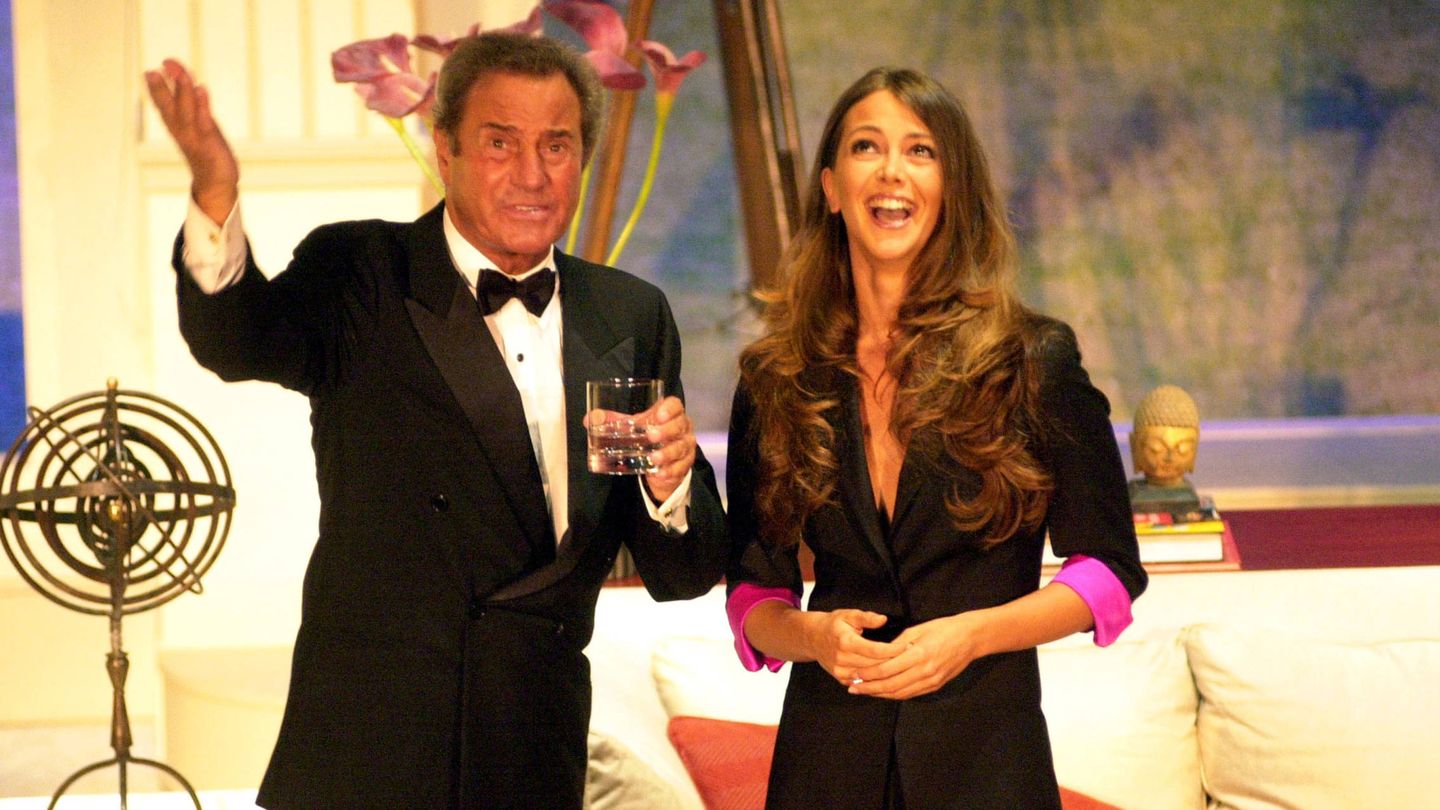 Sofía Mazagatos, con Arturo Fernández en un programa de televisión. 