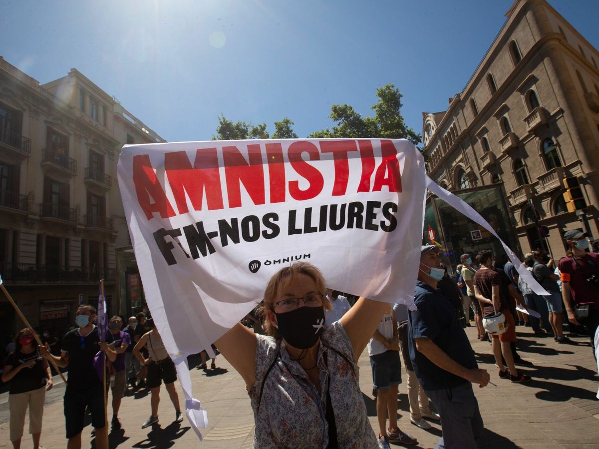 Foto: Manifestación frente al Liceu de Barcelona, antes de anunciar los indultos a los presos condenados por el 'procés' independentista catalán. (EFE) 
