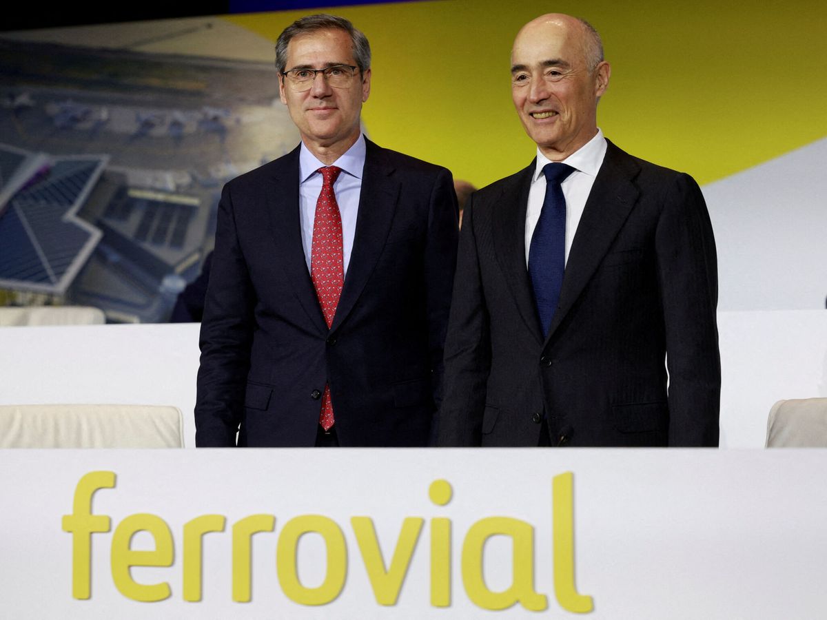 Foto: El CEO de Ferrovial, Ignacio Madridejos (izq.), y el presidente, Rafael del Pino (dcha.), en la última junta de accionistas. (Reuters/Juan Medina)