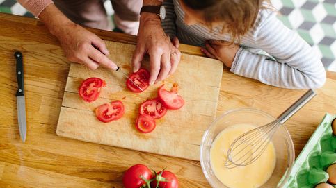 El ingenioso truco de una cocinera para pelar los tomates rápido y sin manchas