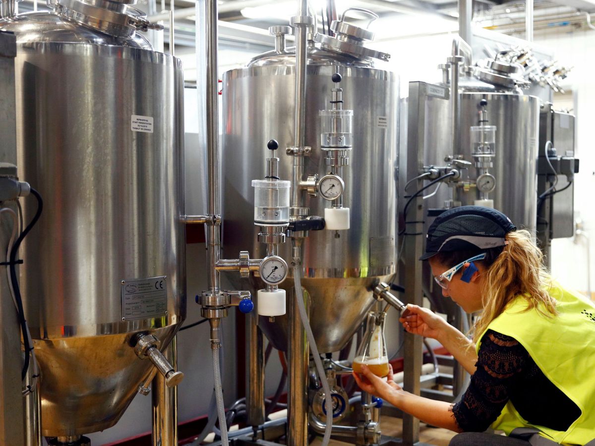 Foto: Una trabajadora de Anheuser-Busch InBev trabaja analizando la calidad de la cerveza (Reuters/Francois Lenoir)