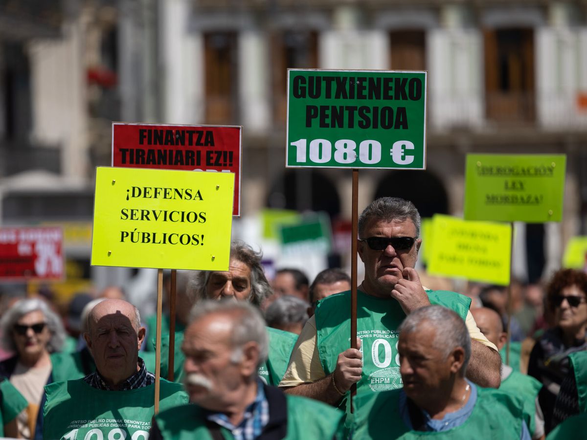 Foto: Manifestación de pensionistas en Pamplona. (EFE/Villar López)