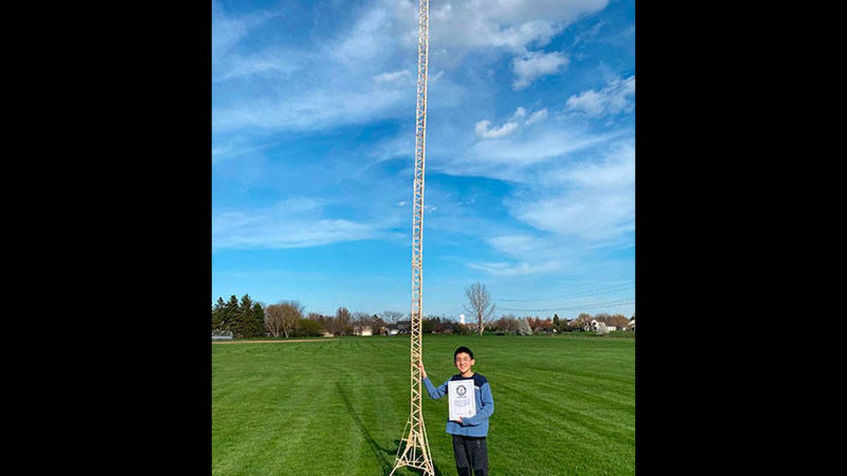 Un niño de 12 años construye la mayor estructura del mundo con palitos de helado