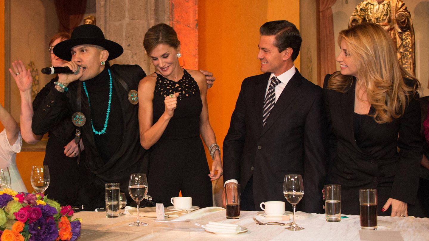La Reina se arranca a bailar con Taboo ante la estupefacta mirada del matrimonio presidencial de México. (Vanitatis)