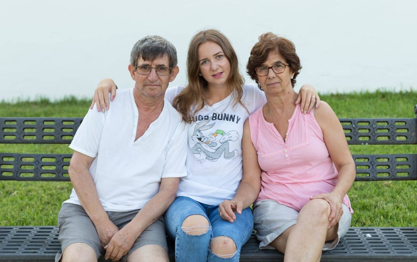 Vika, ya adulta, con sus padres de acogida.
